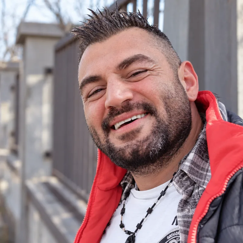 Mustafa Alptekin gülümserken