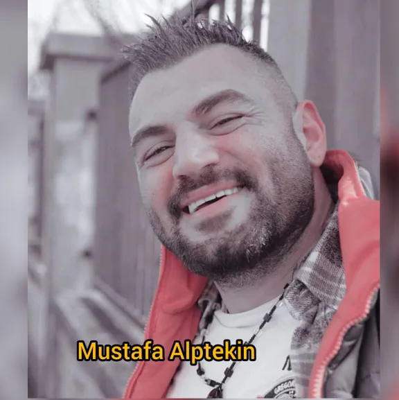 Mustafa Alptekin gülümserken